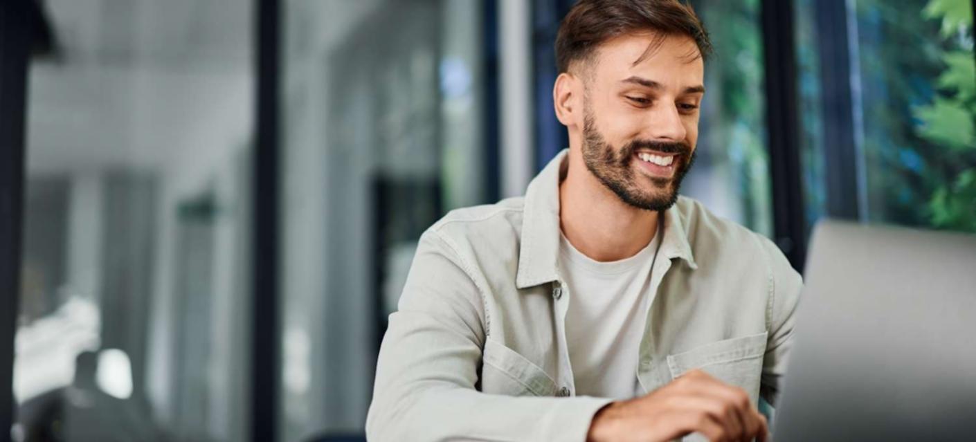 Grupo de participantes analizando documentación de casos de fraude