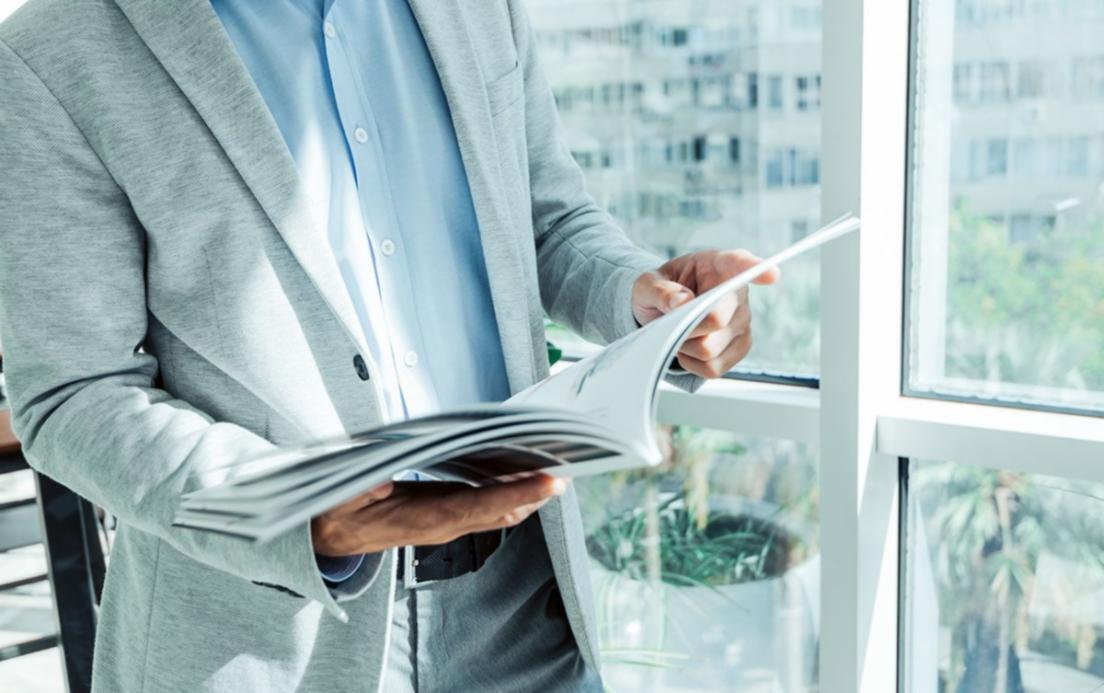 Sesión de análisis de casos de fraude financiero con material educativo especializado