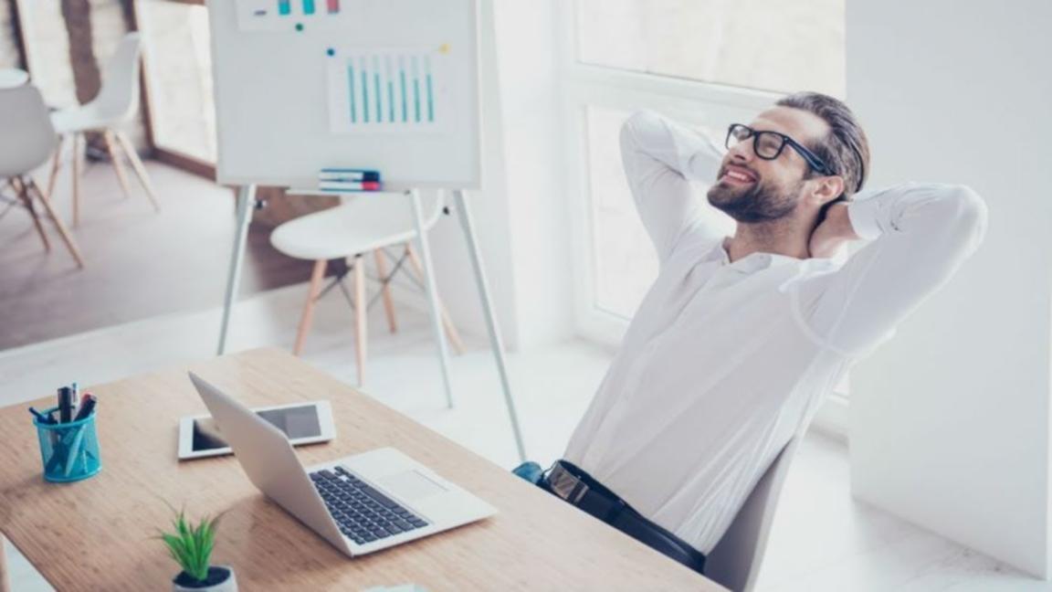 Estudiantes analizando casos de fraude financiero en sesión de seminario