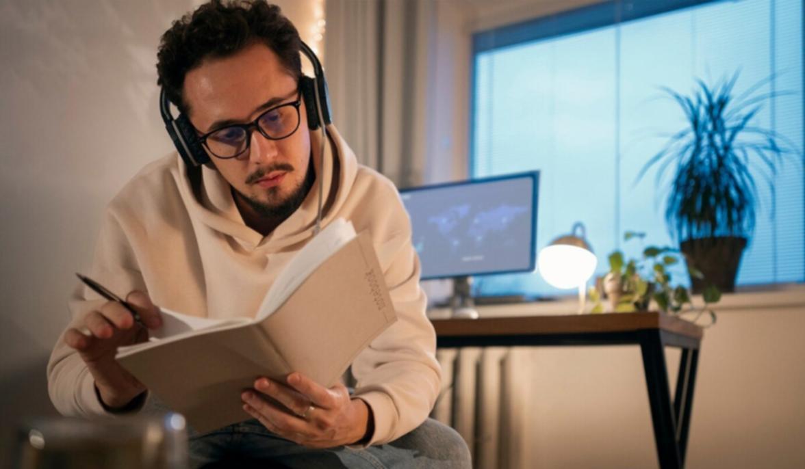 Estudiantes intercambiando conocimientos sobre prevención de estafas